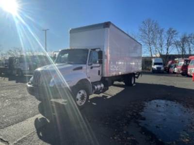 International 4300 26 ft Box Truck - 240HP, 6 Speed Automatic, Roll up Door, Liftgate