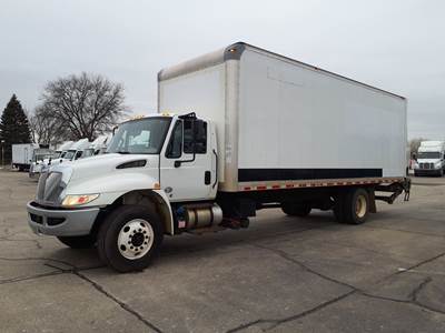 International 4300 26 ft Box Truck - 240HP, 6 Speed Automatic, Roll up Door, Liftgate