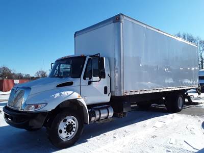 International 4300 26 ft Box Truck - 240HP, 6 Speed Automatic, Roll up Door, Liftgate