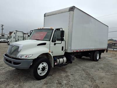 International 4300 26 ft Box Truck - 240HP, 6 Speed Automatic, Roll up Door, Liftgate