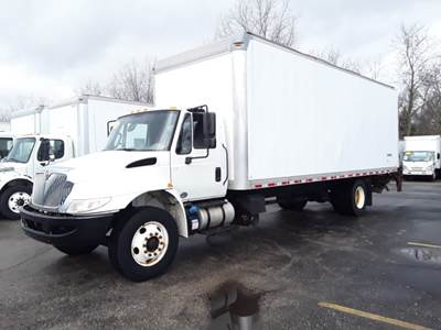 International 4300 26 ft Box Truck - 240HP, 7 Speed Automatic, Swing Door, Liftgate
