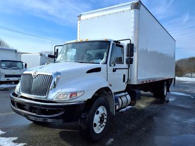 International 4300 26 ft Box Truck - 240HP, 7 Speed Automatic, Roll up Door, Liftgate