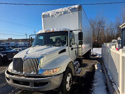 International 4300 26 ft Box Truck - 240HP, 7 Speed Automatic, Roll up Door, Liftgate