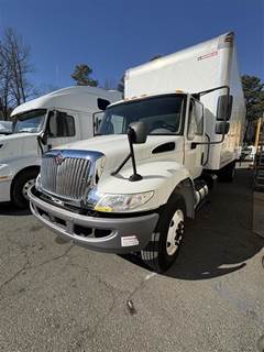 International 4300 26 ft Box Truck - 250HP, 6 Speed Automatic, Roll up Door, Liftgate