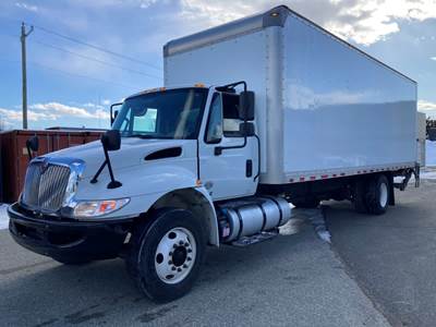 International 4300 26 ft Box Truck - 260HP, 6 Speed Manual, Roll up Door, Liftgate