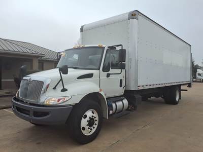 International 4300 26 ft Box Truck - 240HP, 7 Speed Automatic, Roll up Door, Liftgate