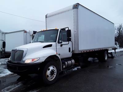 International 4300 26 ft Box Truck - 240HP, 6 Speed Automatic, Roll up Door, Liftgate