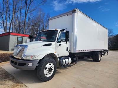 International 4300 26 ft Box Truck - 240HP, 6 Speed Automatic, Roll up Door, Liftgate