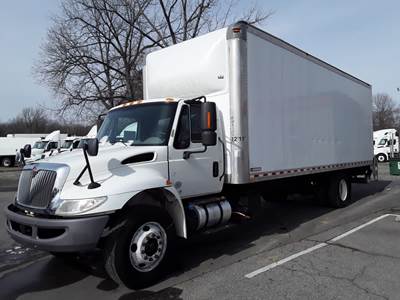 International 4300 26 ft Box Truck - 260HP, 7 Speed Automatic, Roll up Door, Liftgate
