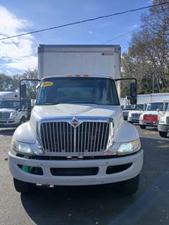 International 4300 26 ft Box Truck - 240HP, 6 Speed Automatic, Roll up Door, Liftgate