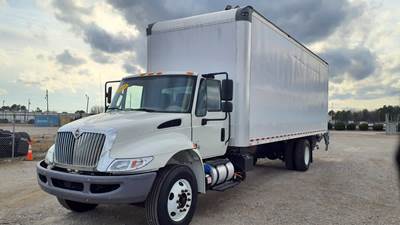 International 4300 26 ft Box Truck - 240HP, 6 Speed Automatic, Roll up Door, Liftgate