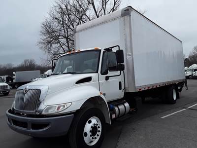 International 4300 26 ft Box Truck - 240HP, 6 Speed Automatic, Roll up Door, Liftgate