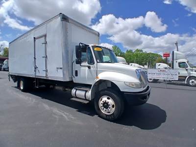 International 4300 26 ft Box Truck - 250HP, 6 Speed Automatic, Roll up Door, Liftgate