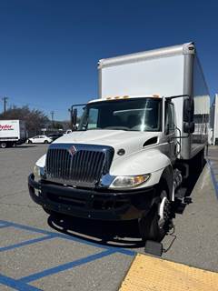 International 4300 26 ft Box Truck - 240HP, 6 Speed Automatic, Roll up Door, Liftgate