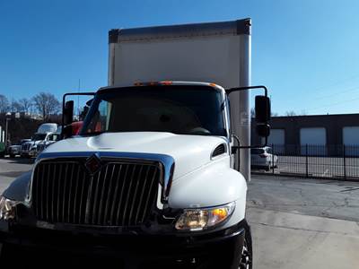 International 4300 26 ft Box Truck - 240HP, 6 Speed Automatic, Roll up Door, Liftgate