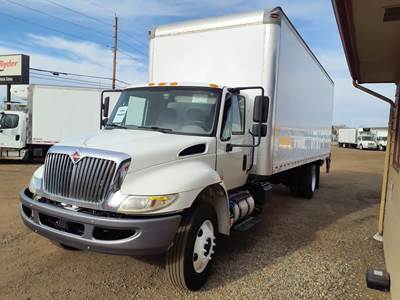 International 4300 26 ft Box Truck - 240HP, 6 Speed Automatic, Roll up Door, Liftgate