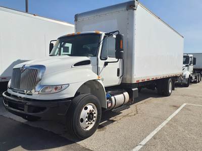 International 4300 26 ft Box Truck - 240HP, 6 Speed Automatic, Roll up Door, Liftgate