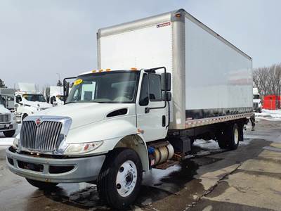 International 4300 26 ft Box Truck - 240HP, 6 Speed Automatic, Roll up Door, Liftgate