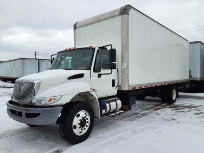 International 4300 26 ft Box Truck - 240HP, 6 Speed Automatic, Roll up Door, Liftgate