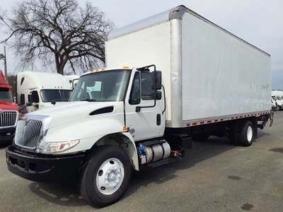 International 4300 26 ft Box Truck - 240HP, 7 Speed Automatic, Roll up Door, Liftgate