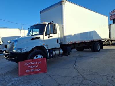 International 4300 26 ft Box Truck - 240HP, 7 Speed Automatic, Roll up Door, Liftgate
