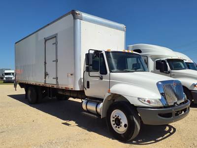 International 4300 26 ft Box Truck - 240HP, 6 Speed Automatic, Roll up Door, Liftgate