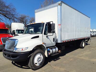 International 4300 26 ft Box Truck - 240HP, 7 Speed Automatic, Roll up Door, Liftgate