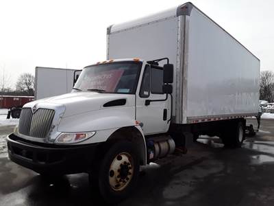 International 4300 26 ft Box Truck - 240HP, 6 Speed Automatic, Roll up Door, Liftgate