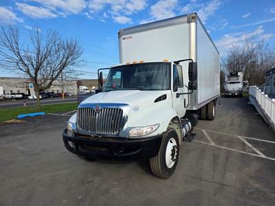International 4300 26 ft Box Truck - 240HP, 6 Speed Automatic, Roll up Door, Liftgate