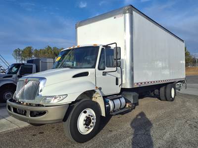 International 4300 26 ft Box Truck - 240HP, 6 Speed Automatic, Roll up Door, Liftgate