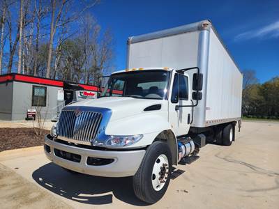International 4300 26 ft Box Truck - 240HP, 6 Speed Automatic, Roll up Door, Liftgate
