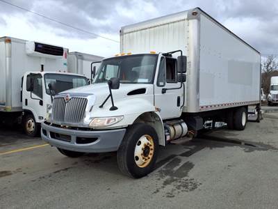 International 4300 26 ft Box Truck - 240HP, 7 Speed Automatic, Roll up Door, Liftgate