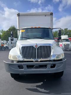 International 4300 26 ft Box Truck - 250HP, 6 Speed Automatic, Roll up Door, Liftgate