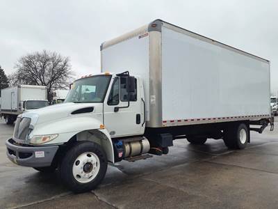 International 4300 26 ft Box Truck - 250HP, 6 Speed Automatic, Roll up Door, Liftgate