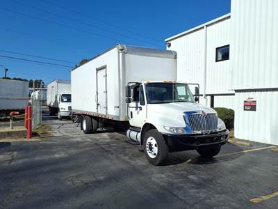 International 4300 26 ft Box Truck - 240HP, 6 Speed Automatic, Roll up Door, Liftgate