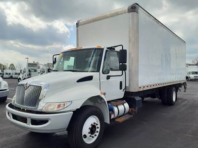 International 4300 26 ft Box Truck - 240HP, 6 Speed Automatic, Roll up Door, Liftgate