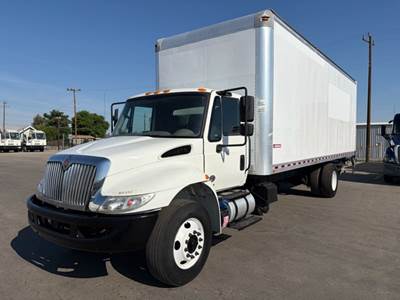 International 4300 26 ft Box Truck - 240HP, 6 Speed Automatic, Roll up Door, Liftgate
