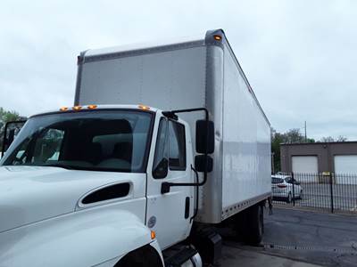 International 4300 26 ft Box Truck - 240HP, 6 Speed Automatic, Roll up Door, Liftgate