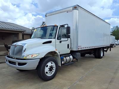 International 4300 26 ft Box Truck - 240HP, 6 Speed Automatic, Roll up Door, Liftgate