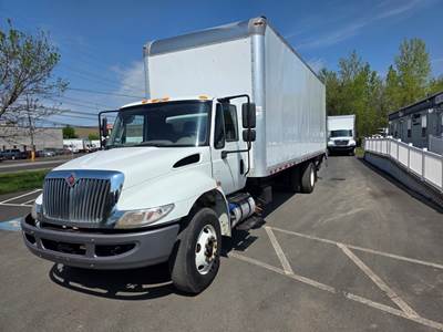 International 4300 26 ft Box Truck - 240HP, 6 Speed Automatic, Roll up Door, Liftgate