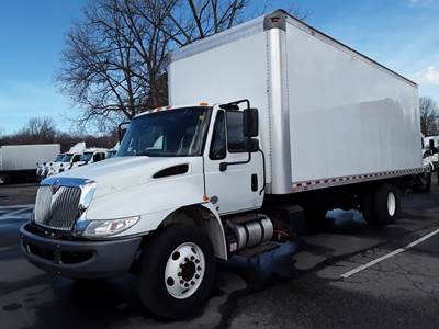 International 4300 26 ft Box Truck - 240HP, 6 Speed Automatic, Roll up Door, Liftgate