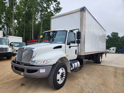 International 4300 26 ft Box Truck - 240HP, 6 Speed Automatic, Roll up Door, Liftgate