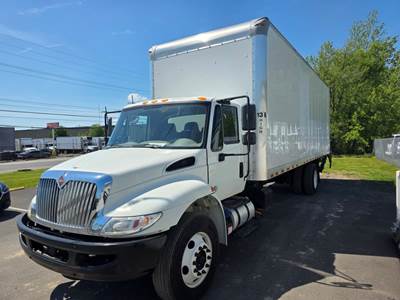International 4300 26 ft Box Truck - 240HP, 6 Speed Automatic, Roll up Door, Liftgate