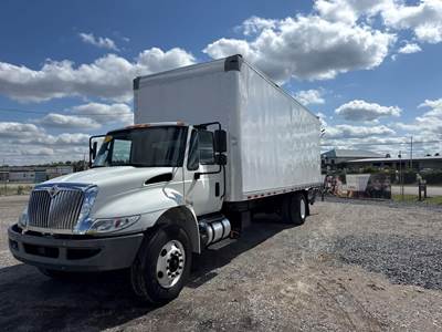 International 4300 26 ft Box Truck - 240HP, 6 Speed Automatic, Roll up Door, Liftgate