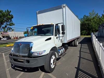 International 4300 26 ft Box Truck - 240HP, 6 Speed Automatic, Roll up Door, Liftgate