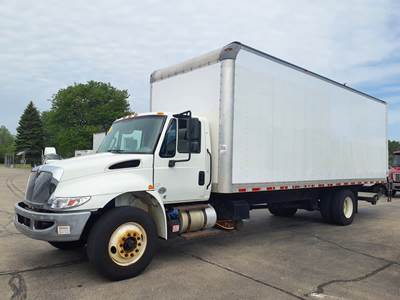 International 4300 26 ft Box Truck - 240HP, 6 Speed Automatic, Roll up Door, Liftgate