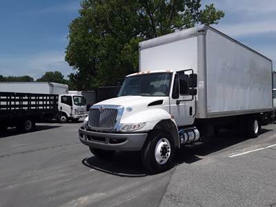 International 4300 26 ft Box Truck - 240HP, 6 Speed Automatic, Roll up Door, Liftgate