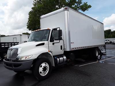 International 4300 26 ft Box Truck - 240HP, 6 Speed Automatic, Roll up Door, Liftgate