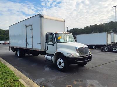 International 4300 26 ft Box Truck - 240HP, 6 Speed Automatic, Roll up Door, Liftgate