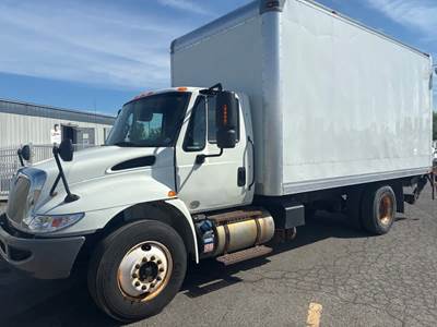 International 4300 18 ft Box Truck - 240HP, 6 Speed Automatic, Roll up Door, Liftgate